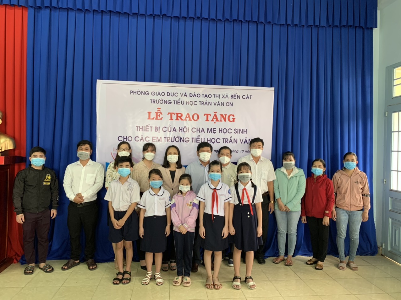 Hội cha mẹ học sinh trường Tiểu học Trần Văn Ơn trao tặng thiết bị học trực tuyến Ngày 04/10