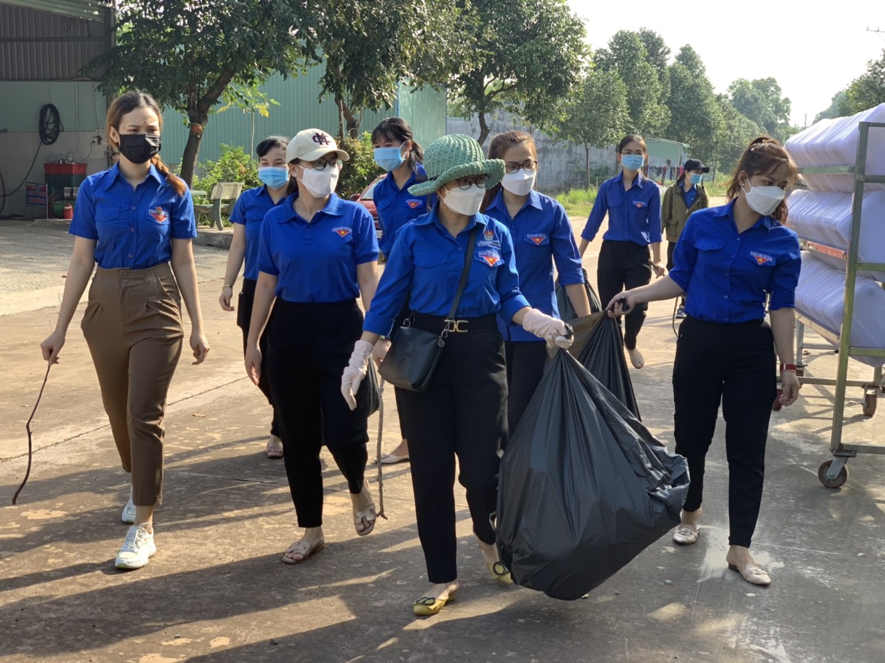 Đoàn viên Trường Tiểu học Trần Văn Ơn thu gom rác thải bên ngoài khuôn viên trường